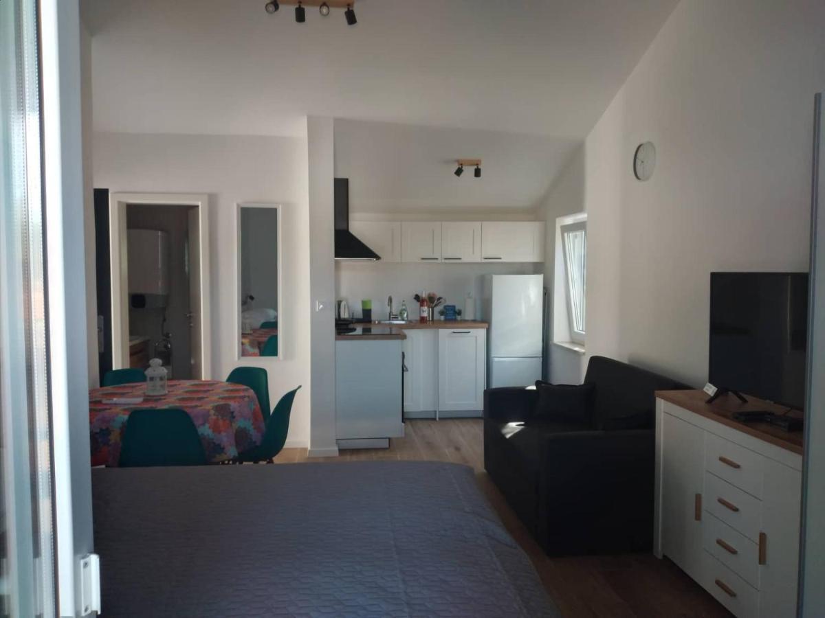 Apartmani Luni Premantura Exterior photo