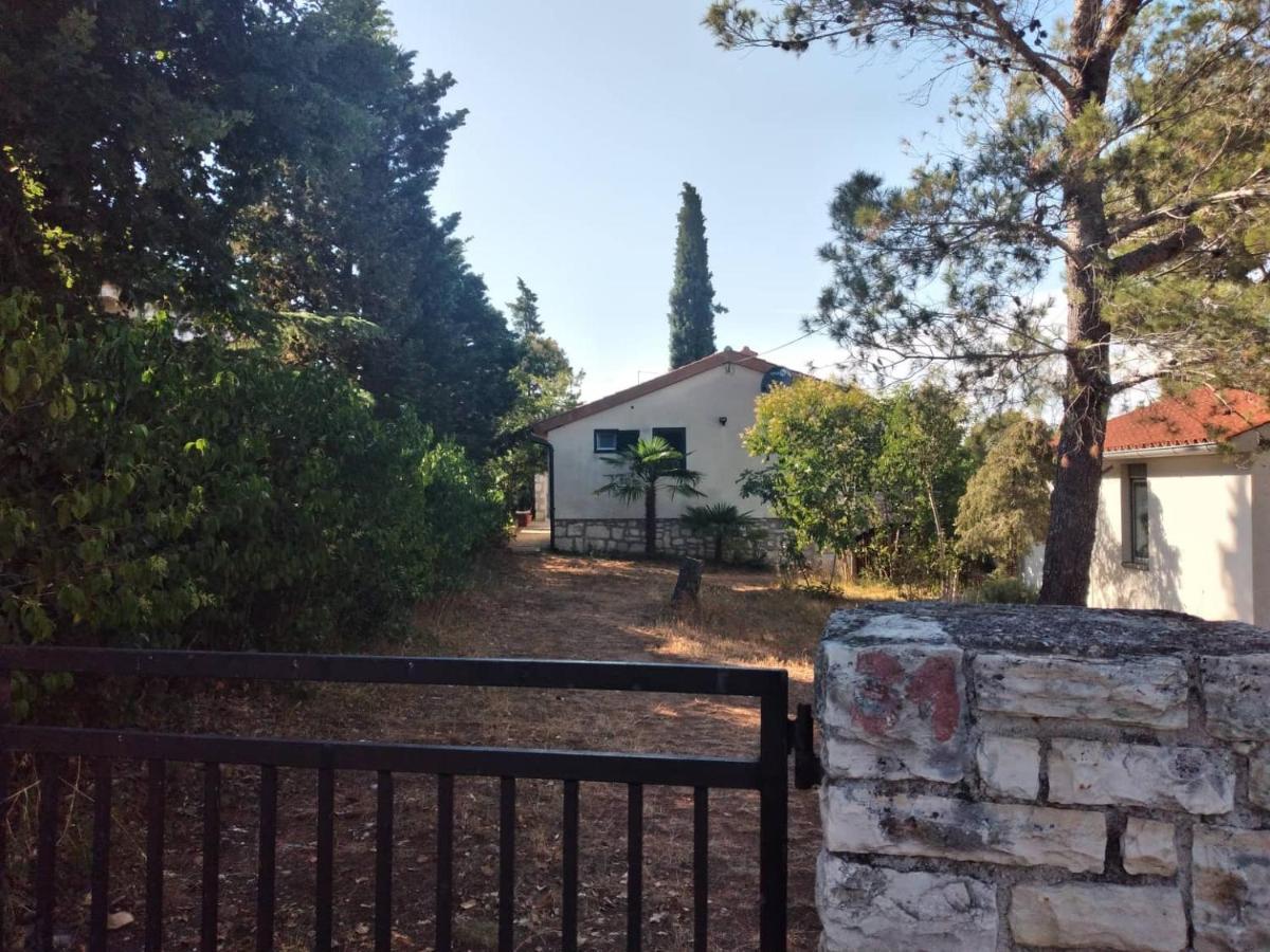 Apartmani Luni Premantura Exterior photo