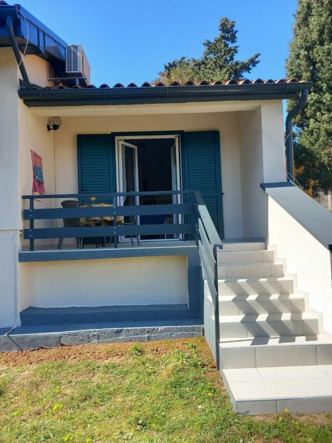 Apartmani Luni Premantura Exterior photo