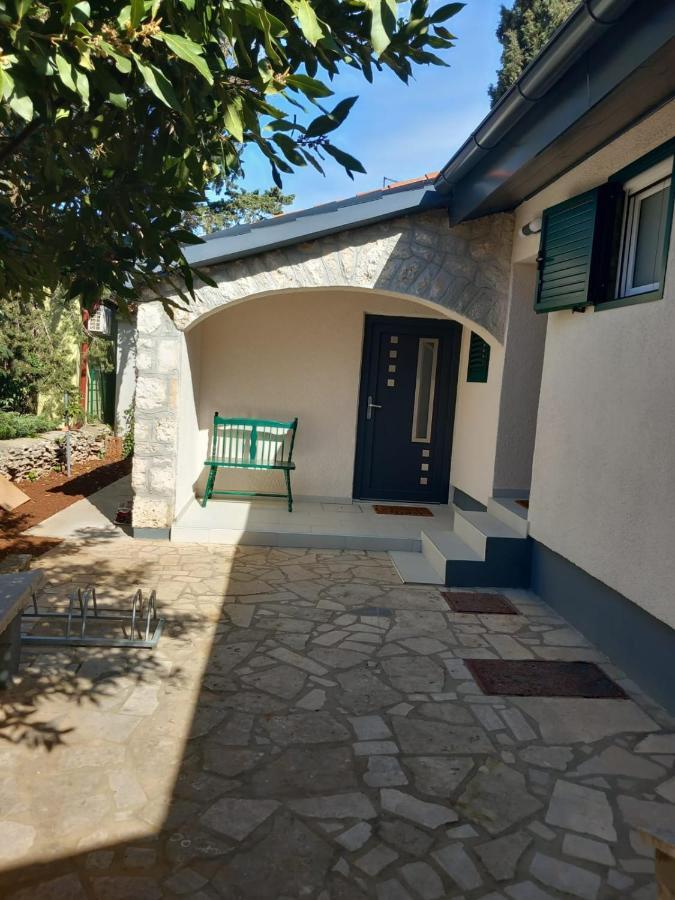 Apartmani Luni Premantura Exterior photo